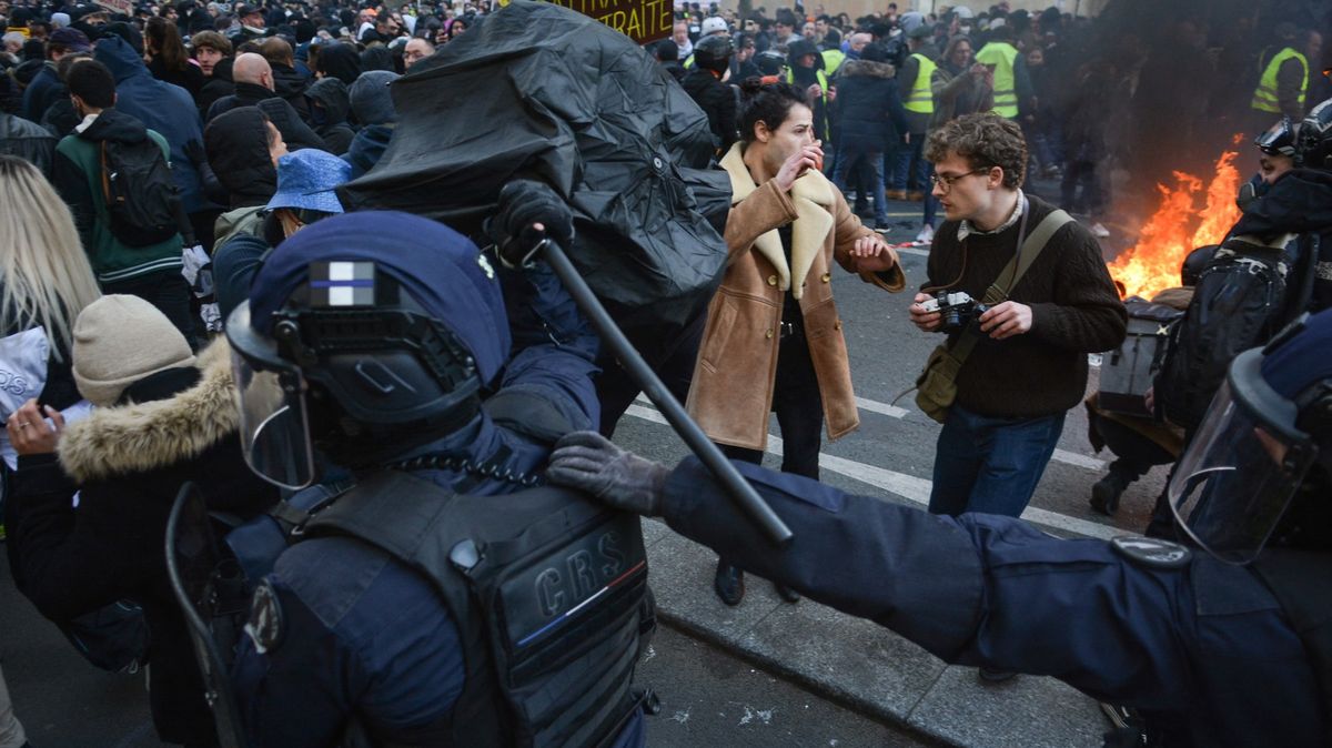 Fotky z Francie: Kvůli penzijní reformě vyšlo do ulic na milion lidí